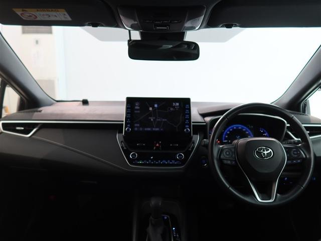 スタイリッシュなデザインのインパネ。各操作スイッチは使いやすい位置に配置されてます。