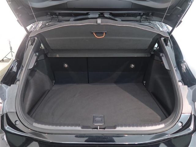 開口部の広いラゲージスペースは、ゴルフバックなどの荷物もラクラク積み込めます。