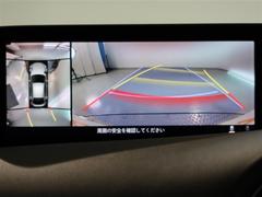 車両を上から見たような映像をモニター画面に表示。運転席からの目視では見にくい、車両周辺の状況をリアルタイムでしっかり確認できます。 5