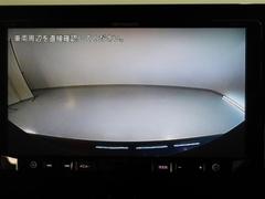 バックモニターで、後方を確認しながら安心して駐車することができます。運転初心者も熟練者も必須の機能ですよ！ 3