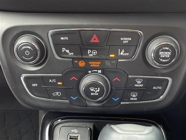 ジープ・コンパス リミテッド　衝突軽減／車線逸脱警報／ＢＳＭ／純正ナビ／ＴＶ／Ｂｌｕｅｔｏｏｔｈ／ＵＳＢ／ＡＵＸ／Ｂカメラ／ＥＴＣ／前後ドライブレコーダー／ハーフレザー／シートヒーター／パワーバックドア／スマートキー／スペアキー（5枚目）