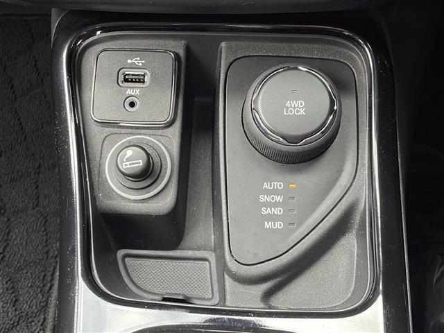 ジープ・コンパス リミテッド　衝突軽減／車線逸脱警報／ＢＳＭ／純正ナビ／ＴＶ／Ｂｌｕｅｔｏｏｔｈ／ＵＳＢ／ＡＵＸ／Ｂカメラ／ＥＴＣ／前後ドライブレコーダー／ハーフレザー／シートヒーター／パワーバックドア／スマートキー／スペアキー（6枚目）