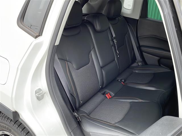 ジープ・コンパス リミテッド　衝突軽減／車線逸脱警報／ＢＳＭ／純正ナビ／ＴＶ／Ｂｌｕｅｔｏｏｔｈ／ＵＳＢ／ＡＵＸ／Ｂカメラ／ＥＴＣ／前後ドライブレコーダー／ハーフレザー／シートヒーター／パワーバックドア／スマートキー／スペアキー（17枚目）
