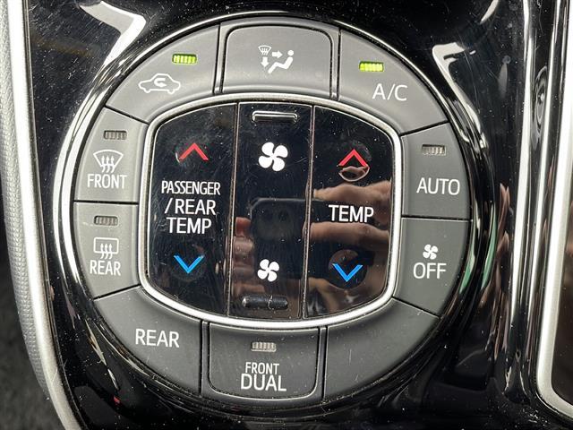 エスクァイア Ｘｉ　２ＷＤ　純正ビルトインＥＴＣ　純正ナビ　ワンセグＴＶ　片側パワースライドドア　バックカメラ　スペアキー　ＷＡＣエアコン　ＬＥＤヘッドライト　ドアバイザー　前後コーナーセンサー　純正フロアマット（11枚目）