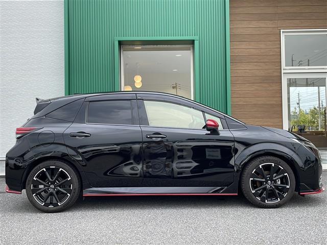 オーラ ニスモ　インテリジェントエマージェンシーブレーキ　インテリジェントルームミラー　インテリジェントアラウンドビューモニター　フルエアロ　純正１７インチアルミホイール　ＬＥＤオートライト　ステアリングスイッチ（35枚目）
