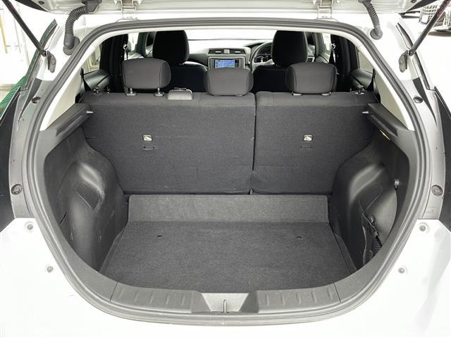 リーフ Ｓ　禁煙車　社外ＳＤナビ　バックカメラ　クルーズコントロール　オートライト　ＬＥＤヘッドライト　フォグランプ　シートヒーター　ステアリングスイッチ　スマートキー　スペアキー　プッシュスタート　　ＥＴＣ（15枚目）