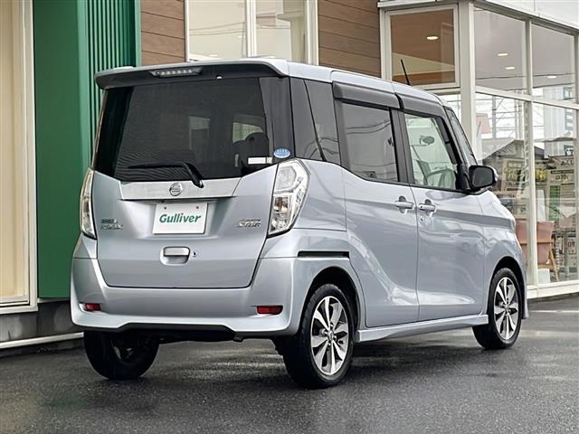 デイズルークス ハイウェイスター　ターボ　禁煙車　ＦＭ／ＡＭ／ＣＤ／ＤＶＤ　純正ナビ　バックカメラ　後席画面　両側電動　アラウンドビューモニター　ＥＴＣ　純正フロアマット　純正アルミホイール　プッシュスタート　オートエアコン　オートライト（18枚目）