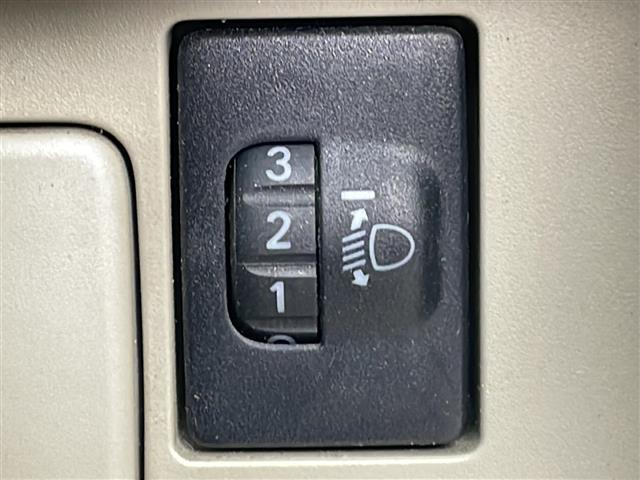 ムーヴ Xリミテッド 禁煙車 純正オーディオ AM/FM/CD 純正フロアマット 純正アルミホイール パワーウィンドウ パワーステアリング オートエアコン Wエアバッグ ヘッドライトレベライザー 盗難防止 電動格納ミラー(6枚目)