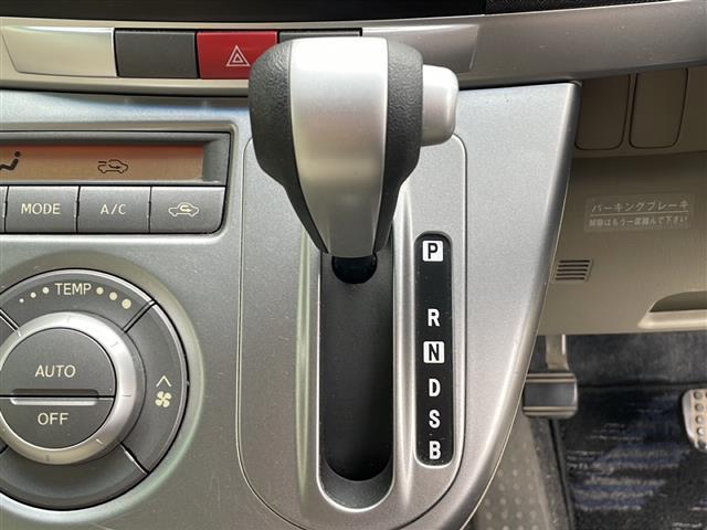 ムーヴ Xリミテッド 禁煙車 純正オーディオ AM/FM/CD 純正フロアマット 純正アルミホイール パワーウィンドウ パワーステアリング オートエアコン Wエアバッグ ヘッドライトレベライザー 盗難防止 電動格納ミラー(8枚目)