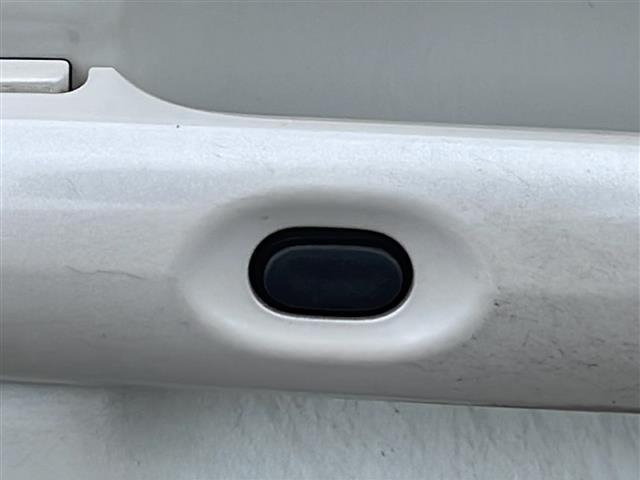ムーヴ Xリミテッド 禁煙車 純正オーディオ AM/FM/CD 純正フロアマット 純正アルミホイール パワーウィンドウ パワーステアリング オートエアコン Wエアバッグ ヘッドライトレベライザー 盗難防止 電動格納ミラー(31枚目)