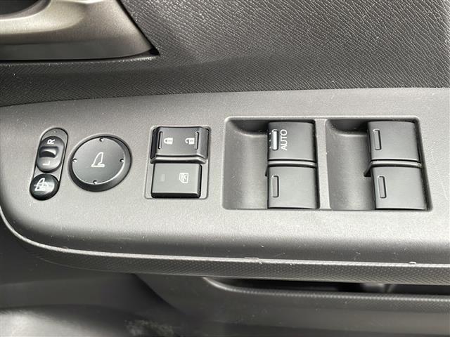 ステップワゴン Li 禁煙車 AM/FM/CD/DVD 純正ナビ BT/TV ACC 両側パワースライド アラウンドビュー フリップダウン ビルトインETC 純正フロアマット 社外アルミホイール 3列シート スマートキー(29枚目)