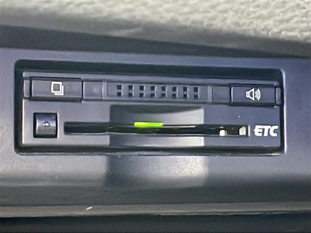 ハリアー プレミアム　禁煙車　純正９型ナビ　プリクラッシュセーフティ　ＬＫＡ　バックカメラ　パワーバックドア　クルーズコントロール　オートライト　オートハイビーム　ＬＥＤヘッドライト　スマートキー　純正アルミホイール　ＢＴ（7枚目）