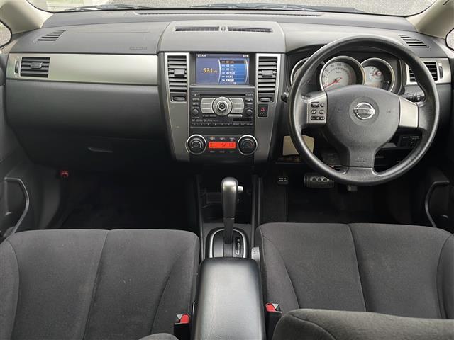 ティーダ １５Ｓ　禁煙車　ＡＭ／ＦＭ／ＣＤ／ＤＶＤ　純正ＨＤＤナビ　ワンセグＴＶ　サイドカメラ　社外ＥＴＣ　Ｗエアバッグ　ハンドルスイッチ　スマートキー　ヘッドライトレベライザー　オートエアコン　ドアバイザー　盗難防止（2枚目）
