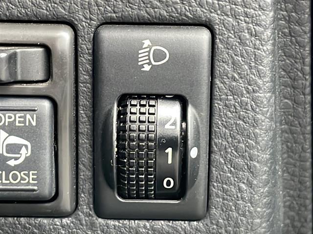 ティーダ １５Ｓ　禁煙車　ＡＭ／ＦＭ／ＣＤ／ＤＶＤ　純正ＨＤＤナビ　ワンセグＴＶ　サイドカメラ　社外ＥＴＣ　Ｗエアバッグ　ハンドルスイッチ　スマートキー　ヘッドライトレベライザー　オートエアコン　ドアバイザー　盗難防止（8枚目）