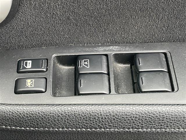 ティーダ １５Ｓ　禁煙車　ＡＭ／ＦＭ／ＣＤ／ＤＶＤ　純正ＨＤＤナビ　ワンセグＴＶ　サイドカメラ　社外ＥＴＣ　Ｗエアバッグ　ハンドルスイッチ　スマートキー　ヘッドライトレベライザー　オートエアコン　ドアバイザー　盗難防止（9枚目）