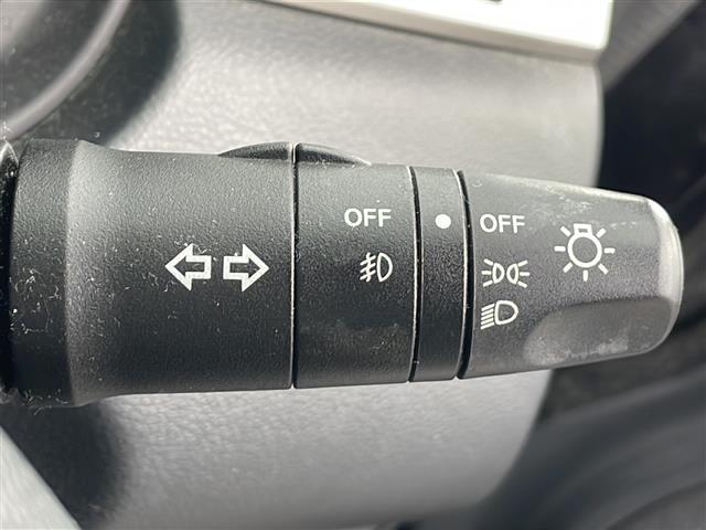 ティーダ １５Ｓ　禁煙車　ＡＭ／ＦＭ／ＣＤ／ＤＶＤ　純正ＨＤＤナビ　ワンセグＴＶ　サイドカメラ　社外ＥＴＣ　Ｗエアバッグ　ハンドルスイッチ　スマートキー　ヘッドライトレベライザー　オートエアコン　ドアバイザー　盗難防止（11枚目）