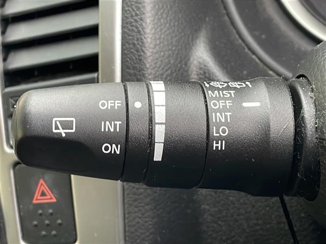 ティーダ １５Ｓ　禁煙車　ＡＭ／ＦＭ／ＣＤ／ＤＶＤ　純正ＨＤＤナビ　ワンセグＴＶ　サイドカメラ　社外ＥＴＣ　Ｗエアバッグ　ハンドルスイッチ　スマートキー　ヘッドライトレベライザー　オートエアコン　ドアバイザー　盗難防止（12枚目）
