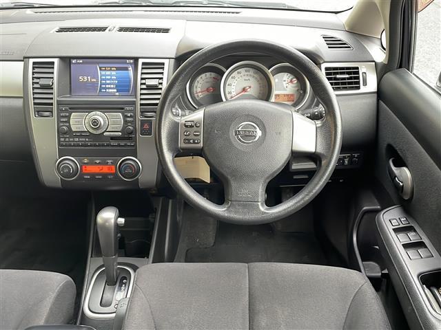 ティーダ １５Ｓ　禁煙車　ＡＭ／ＦＭ／ＣＤ／ＤＶＤ　純正ＨＤＤナビ　ワンセグＴＶ　サイドカメラ　社外ＥＴＣ　Ｗエアバッグ　ハンドルスイッチ　スマートキー　ヘッドライトレベライザー　オートエアコン　ドアバイザー　盗難防止（20枚目）
