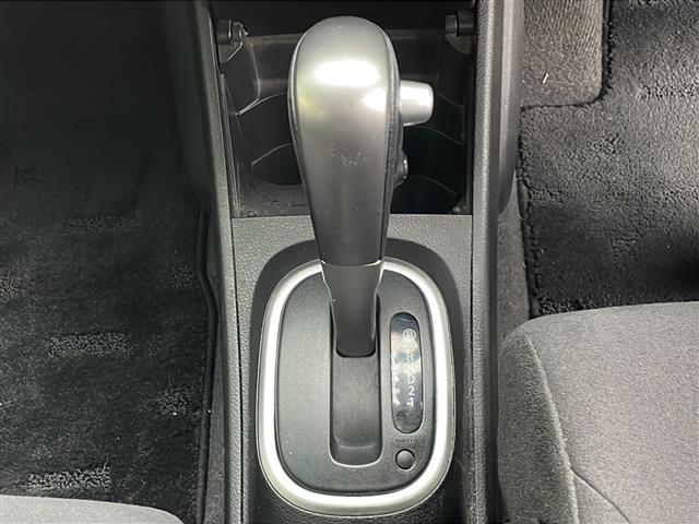ティーダ １５Ｓ　禁煙車　ＡＭ／ＦＭ／ＣＤ／ＤＶＤ　純正ＨＤＤナビ　ワンセグＴＶ　サイドカメラ　社外ＥＴＣ　Ｗエアバッグ　ハンドルスイッチ　スマートキー　ヘッドライトレベライザー　オートエアコン　ドアバイザー　盗難防止（23枚目）