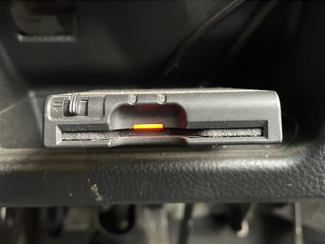 ティーダ １５Ｓ　禁煙車　ＡＭ／ＦＭ／ＣＤ／ＤＶＤ　純正ＨＤＤナビ　ワンセグＴＶ　サイドカメラ　社外ＥＴＣ　Ｗエアバッグ　ハンドルスイッチ　スマートキー　ヘッドライトレベライザー　オートエアコン　ドアバイザー　盗難防止（24枚目）