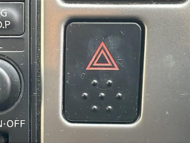 ティーダ １５Ｓ　禁煙車　ＡＭ／ＦＭ／ＣＤ／ＤＶＤ　純正ＨＤＤナビ　ワンセグＴＶ　サイドカメラ　社外ＥＴＣ　Ｗエアバッグ　ハンドルスイッチ　スマートキー　ヘッドライトレベライザー　オートエアコン　ドアバイザー　盗難防止（26枚目）