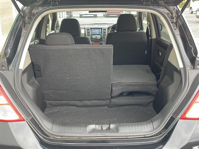 ティーダ １５Ｓ　禁煙車　ＡＭ／ＦＭ／ＣＤ／ＤＶＤ　純正ＨＤＤナビ　ワンセグＴＶ　サイドカメラ　社外ＥＴＣ　Ｗエアバッグ　ハンドルスイッチ　スマートキー　ヘッドライトレベライザー　オートエアコン　ドアバイザー　盗難防止（31枚目）