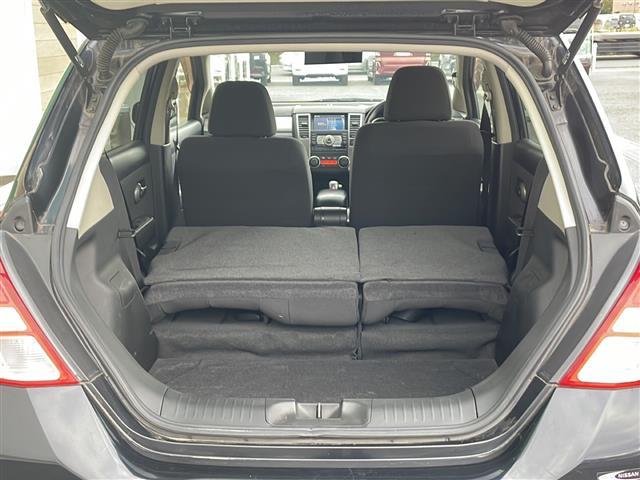 ティーダ １５Ｓ　禁煙車　ＡＭ／ＦＭ／ＣＤ／ＤＶＤ　純正ＨＤＤナビ　ワンセグＴＶ　サイドカメラ　社外ＥＴＣ　Ｗエアバッグ　ハンドルスイッチ　スマートキー　ヘッドライトレベライザー　オートエアコン　ドアバイザー　盗難防止（32枚目）