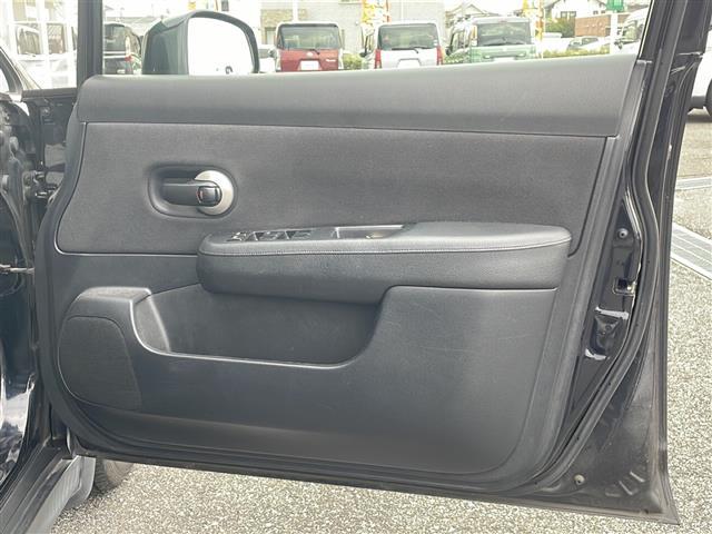ティーダ １５Ｓ　禁煙車　ＡＭ／ＦＭ／ＣＤ／ＤＶＤ　純正ＨＤＤナビ　ワンセグＴＶ　サイドカメラ　社外ＥＴＣ　Ｗエアバッグ　ハンドルスイッチ　スマートキー　ヘッドライトレベライザー　オートエアコン　ドアバイザー　盗難防止（33枚目）