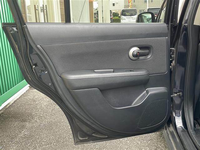 ティーダ １５Ｓ　禁煙車　ＡＭ／ＦＭ／ＣＤ／ＤＶＤ　純正ＨＤＤナビ　ワンセグＴＶ　サイドカメラ　社外ＥＴＣ　Ｗエアバッグ　ハンドルスイッチ　スマートキー　ヘッドライトレベライザー　オートエアコン　ドアバイザー　盗難防止（35枚目）