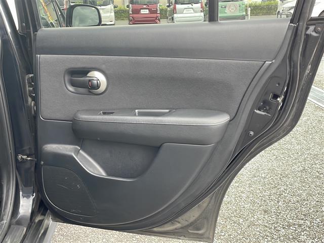 ティーダ １５Ｓ　禁煙車　ＡＭ／ＦＭ／ＣＤ／ＤＶＤ　純正ＨＤＤナビ　ワンセグＴＶ　サイドカメラ　社外ＥＴＣ　Ｗエアバッグ　ハンドルスイッチ　スマートキー　ヘッドライトレベライザー　オートエアコン　ドアバイザー　盗難防止（36枚目）