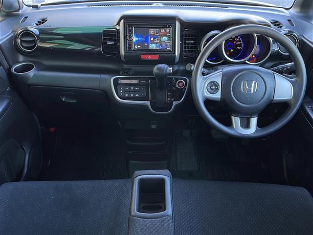 N-BOXカスタム G SSパッケージ 禁煙車 AM/FM/CD/DVD USB/BT 社外ナビ ワンセグTV 両側パワースライドドア カーテンエアバッグ バックカメラ 純正フロアマット 純正アルミホイール プッシュスタート ドアバイザー(2枚目)