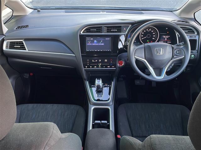 シャトル ハイブリッド　ホンダセンシング　禁煙車　社外ナビ　ＡＭ／ＦＭ　Ｂｌｕｅｔｏｏｔｈ　クルーズコントロール　レーンキープ　衝突軽減　バックカメラ　ビルトインＥＴＣ　ドライブレコーダー　純正マット　ドアバイザー　オートライト　スマートキー（2枚目）