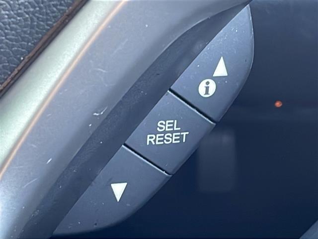 シャトル ハイブリッド　ホンダセンシング　禁煙車　社外ナビ　ＡＭ／ＦＭ　Ｂｌｕｅｔｏｏｔｈ　クルーズコントロール　レーンキープ　衝突軽減　バックカメラ　ビルトインＥＴＣ　ドライブレコーダー　純正マット　ドアバイザー　オートライト　スマートキー（7枚目）