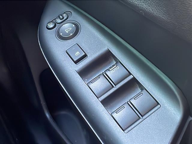 シャトル ハイブリッド　ホンダセンシング　禁煙車　社外ナビ　ＡＭ／ＦＭ　Ｂｌｕｅｔｏｏｔｈ　クルーズコントロール　レーンキープ　衝突軽減　バックカメラ　ビルトインＥＴＣ　ドライブレコーダー　純正マット　ドアバイザー　オートライト　スマートキー（11枚目）