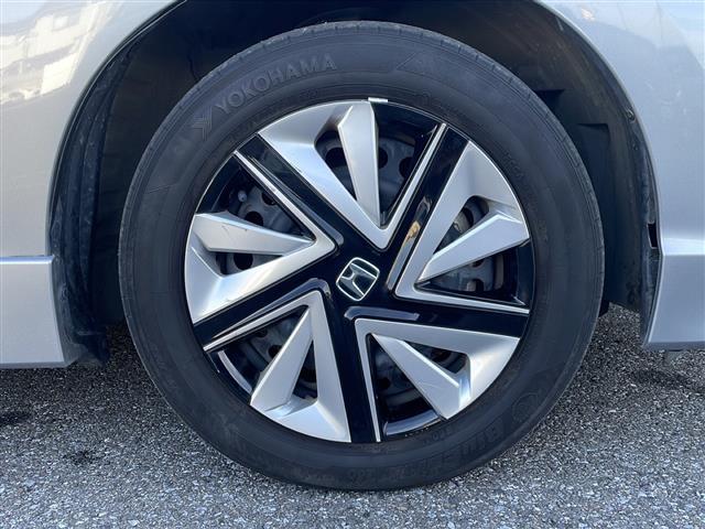 シャトル ハイブリッド　ホンダセンシング　禁煙車　社外ナビ　ＡＭ／ＦＭ　Ｂｌｕｅｔｏｏｔｈ　クルーズコントロール　レーンキープ　衝突軽減　バックカメラ　ビルトインＥＴＣ　ドライブレコーダー　純正マット　ドアバイザー　オートライト　スマートキー（16枚目）