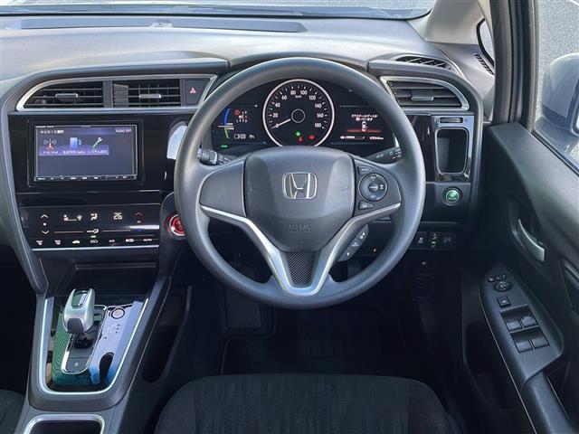 シャトル ハイブリッド　ホンダセンシング　禁煙車　社外ナビ　ＡＭ／ＦＭ　Ｂｌｕｅｔｏｏｔｈ　クルーズコントロール　レーンキープ　衝突軽減　バックカメラ　ビルトインＥＴＣ　ドライブレコーダー　純正マット　ドアバイザー　オートライト　スマートキー（20枚目）