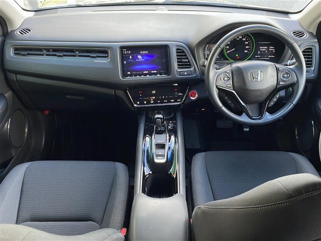 ヴェゼル ハイブリッド　禁煙車　ホンダセンシング　純正ナビ　ＨＤＭＩ　衝突軽減ブレーキ　レーンキープアシスト　カーテンエアバッグ　バックカメラ　ビルトインＥＴＣ　前後ドライブレコーダー　純正アルミホイール　純正フロアマット（2枚目）