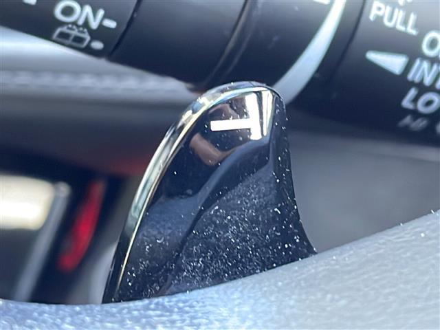 ヴェゼル ハイブリッド　禁煙車　ホンダセンシング　純正ナビ　ＨＤＭＩ　衝突軽減ブレーキ　レーンキープアシスト　カーテンエアバッグ　バックカメラ　ビルトインＥＴＣ　前後ドライブレコーダー　純正アルミホイール　純正フロアマット（11枚目）