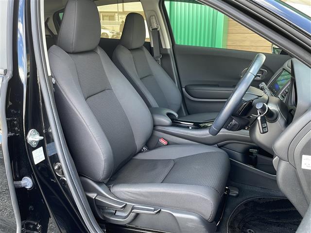 ヴェゼル ハイブリッド　禁煙車　ホンダセンシング　純正ナビ　ＨＤＭＩ　衝突軽減ブレーキ　レーンキープアシスト　カーテンエアバッグ　バックカメラ　ビルトインＥＴＣ　前後ドライブレコーダー　純正アルミホイール　純正フロアマット（13枚目）