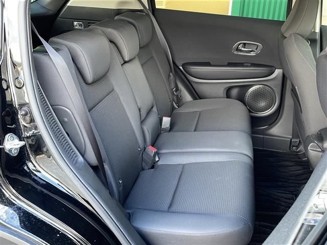 ヴェゼル ハイブリッド　禁煙車　ホンダセンシング　純正ナビ　ＨＤＭＩ　衝突軽減ブレーキ　レーンキープアシスト　カーテンエアバッグ　バックカメラ　ビルトインＥＴＣ　前後ドライブレコーダー　純正アルミホイール　純正フロアマット（14枚目）