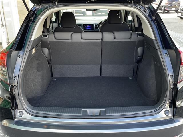 ヴェゼル ハイブリッド　禁煙車　ホンダセンシング　純正ナビ　ＨＤＭＩ　衝突軽減ブレーキ　レーンキープアシスト　カーテンエアバッグ　バックカメラ　ビルトインＥＴＣ　前後ドライブレコーダー　純正アルミホイール　純正フロアマット（15枚目）