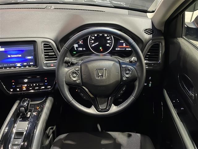 ヴェゼル ハイブリッド　禁煙車　ホンダセンシング　純正ナビ　ＨＤＭＩ　衝突軽減ブレーキ　レーンキープアシスト　カーテンエアバッグ　バックカメラ　ビルトインＥＴＣ　前後ドライブレコーダー　純正アルミホイール　純正フロアマット（20枚目）