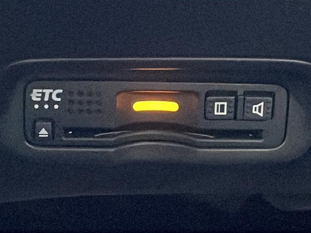 ヴェゼル ハイブリッド　禁煙車　ホンダセンシング　純正ナビ　ＨＤＭＩ　衝突軽減ブレーキ　レーンキープアシスト　カーテンエアバッグ　バックカメラ　ビルトインＥＴＣ　前後ドライブレコーダー　純正アルミホイール　純正フロアマット（24枚目）