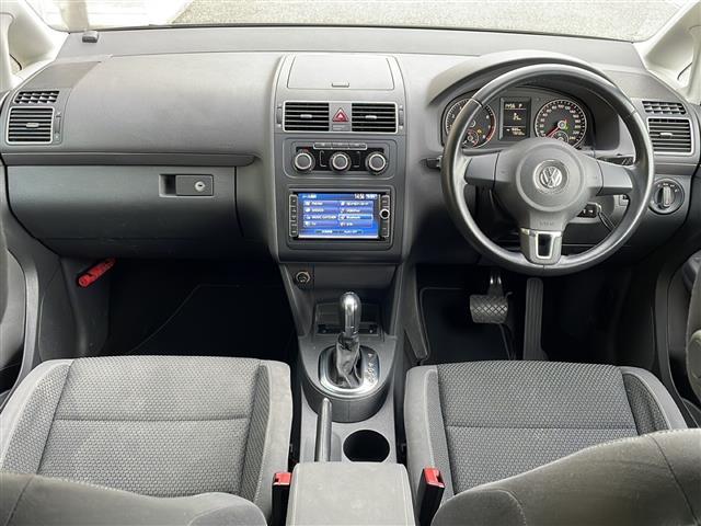 ゴルフトゥーラン ＴＳＩ　コンフォートライン　禁煙車　純正ナビ　ＡＭ／ＦＭ／ＣＤ／ＤＶＤ　フルセグＴＶ　Ｂｌｕｅｔｏｏｔｈ　バックカメラ　ＥＴＣ　ルーフレール　ＥＴＣ　純正アルミホイール　純正フロアマット　カーテンエアバッグ　パワーステアリング（2枚目）