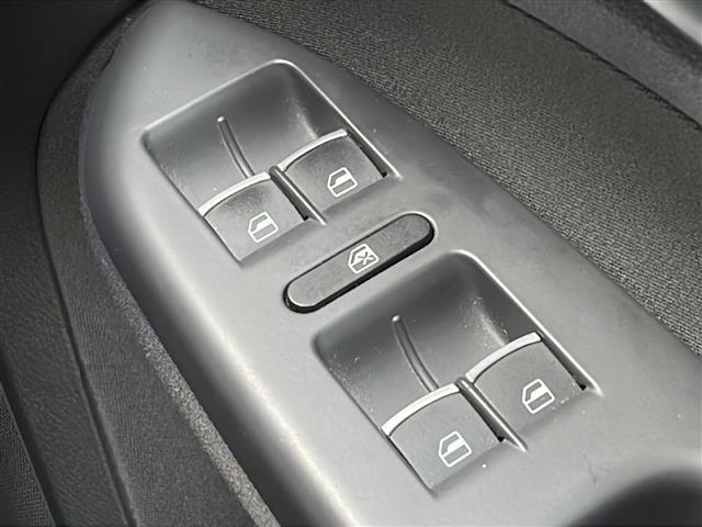 ゴルフトゥーラン ＴＳＩ　コンフォートライン　禁煙車　純正ナビ　ＡＭ／ＦＭ／ＣＤ／ＤＶＤ　フルセグＴＶ　Ｂｌｕｅｔｏｏｔｈ　バックカメラ　ＥＴＣ　ルーフレール　ＥＴＣ　純正アルミホイール　純正フロアマット　カーテンエアバッグ　パワーステアリング（10枚目）