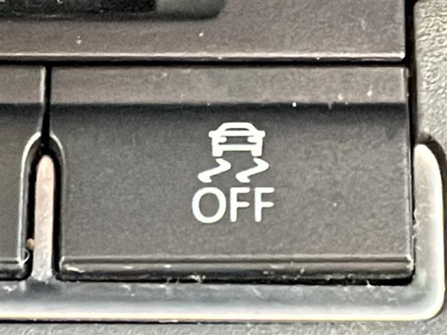 ゴルフトゥーラン ＴＳＩ　コンフォートライン　禁煙車　純正ナビ　ＡＭ／ＦＭ／ＣＤ／ＤＶＤ　フルセグＴＶ　Ｂｌｕｅｔｏｏｔｈ　バックカメラ　ＥＴＣ　ルーフレール　ＥＴＣ　純正アルミホイール　純正フロアマット　カーテンエアバッグ　パワーステアリング（11枚目）