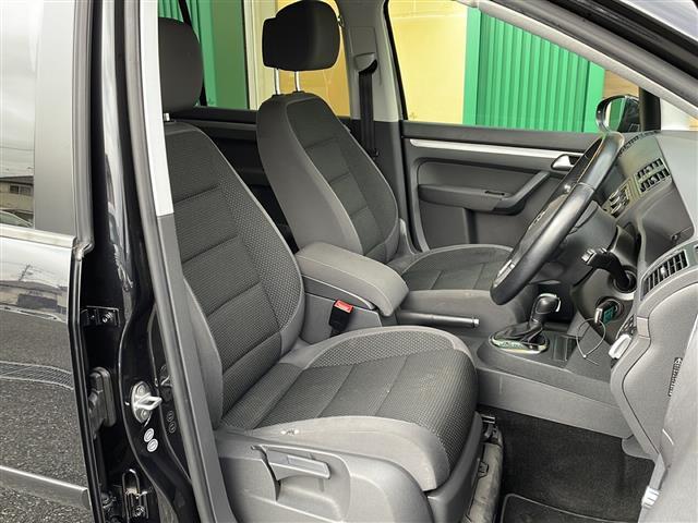 ゴルフトゥーラン ＴＳＩ　コンフォートライン　禁煙車　純正ナビ　ＡＭ／ＦＭ／ＣＤ／ＤＶＤ　フルセグＴＶ　Ｂｌｕｅｔｏｏｔｈ　バックカメラ　ＥＴＣ　ルーフレール　ＥＴＣ　純正アルミホイール　純正フロアマット　カーテンエアバッグ　パワーステアリング（13枚目）