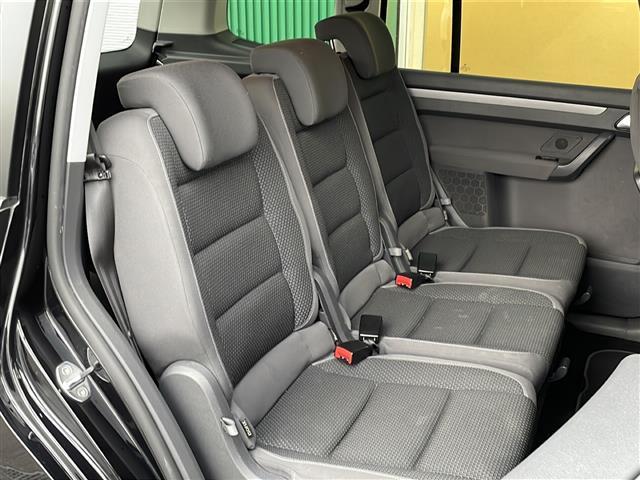 ゴルフトゥーラン ＴＳＩ　コンフォートライン　禁煙車　純正ナビ　ＡＭ／ＦＭ／ＣＤ／ＤＶＤ　フルセグＴＶ　Ｂｌｕｅｔｏｏｔｈ　バックカメラ　ＥＴＣ　ルーフレール　ＥＴＣ　純正アルミホイール　純正フロアマット　カーテンエアバッグ　パワーステアリング（14枚目）