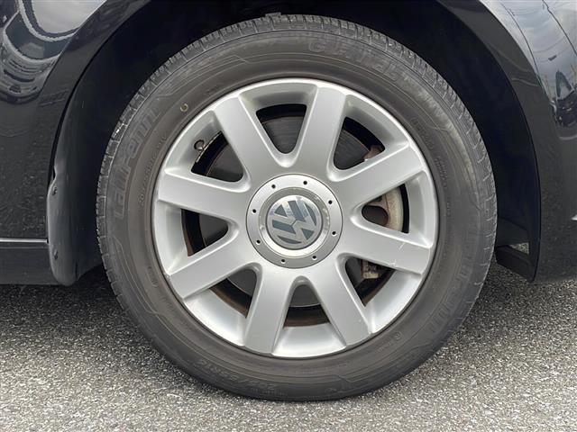 ゴルフトゥーラン ＴＳＩ　コンフォートライン　禁煙車　純正ナビ　ＡＭ／ＦＭ／ＣＤ／ＤＶＤ　フルセグＴＶ　Ｂｌｕｅｔｏｏｔｈ　バックカメラ　ＥＴＣ　ルーフレール　ＥＴＣ　純正アルミホイール　純正フロアマット　カーテンエアバッグ　パワーステアリング（16枚目）