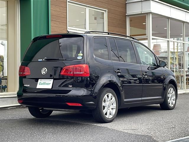 ゴルフトゥーラン ＴＳＩ　コンフォートライン　禁煙車　純正ナビ　ＡＭ／ＦＭ／ＣＤ／ＤＶＤ　フルセグＴＶ　Ｂｌｕｅｔｏｏｔｈ　バックカメラ　ＥＴＣ　ルーフレール　ＥＴＣ　純正アルミホイール　純正フロアマット　カーテンエアバッグ　パワーステアリング（18枚目）